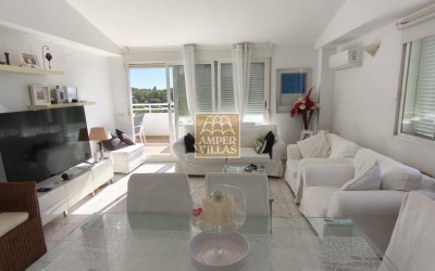 A penthouse with a spacious terrace and lovely views of the sea, the mountains and Altea.